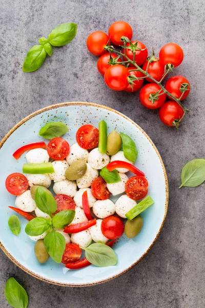 Delicious caprese salad with ripe cherry tomatoes and mini mozza — Stock Photo, Image