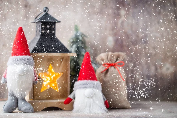 Noel gnome und Noel Baba şapkası. Noel desen. Arka plan üzerinde 