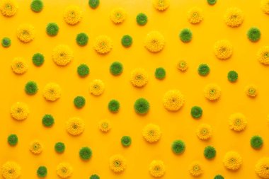 Sarı arka planda sarı çiçek deseni. Bahar selamlaması c