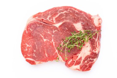 Beyaz arka planda taze çiğ biftek izole edilmiş..