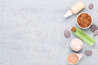 Deniz tuzu, şişelerde aromaterapi yağı ve vintage w papatya