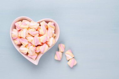 Marshmallow boşaltmak mavi zemin üzerine. Düz yatıyordu veya üst 