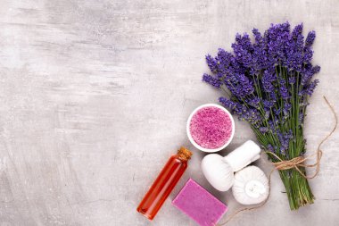 Yetiştirme ürünleri ve beyaz ahşap şeritte taze lavanta buketi.