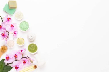 Aromaterapi, bitkisel yağ, sabun, deniz tuzu ile Spa natürmort.