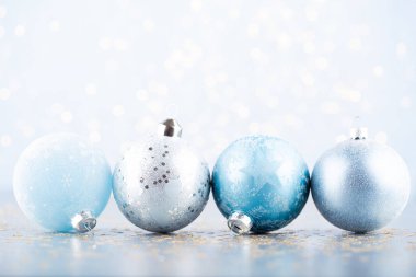 Noel topu arka plan. Mavi b tebrik kartı süslemeleri