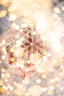 Noel dekoru kadınların elinde. Noel tebrik kartı. Kadının. 