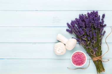 Yetiştirme ürünleri ve beyaz ahşap şeritte taze lavanta buketi.