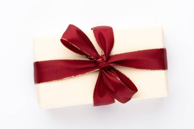 Beyaz bir arka planda Noel dekoru yakın plan. İzole edilmiş - Resim