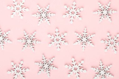 Noel arkaplanı. Beyaz kar süslemeleri pembe bir sırtüstü