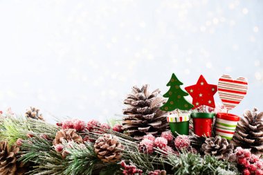 Bokeh arkaplanlı Noel ağacı. Mutlu Noeller.