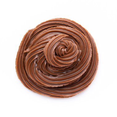 Beyaz arka planda izole edilmiş çikolata kremi. Düz yatıyordu.