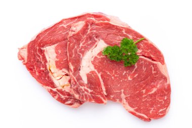 Beyaz arka planda taze çiğ biftek izole edilmiş..