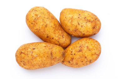 Beyaz arka planda izole edilmiş patatesler. Düz yatıyordu. Üst görünüm.