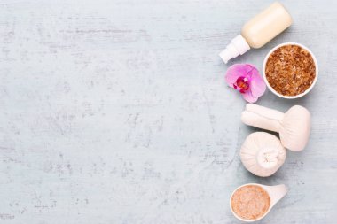 Deniz tuzu, şişelerde aromaterapi yağı ve vintage w papatya