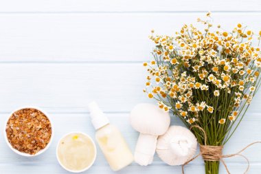 Deniz tuzu, vintage ağaçlık şişelerde papatya aromaterapi yağı