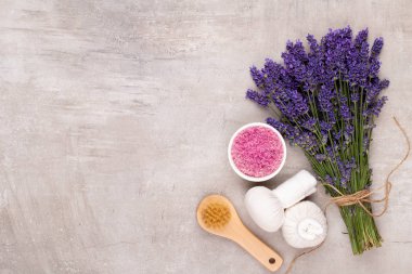 Yetiştirme ürünleri ve beyaz ahşap şeritte taze lavanta buketi.