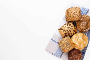 Ahşap arka planda altın kırsal ekmek ve çörekler