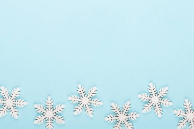 Noel arkaplanı. Beyaz kar süslemeleri pembe bir sırtüstü