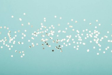 Noel kompozisyonu. Noel altın parıltılı süslemeleri.