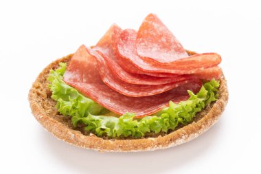 Beyaz arka planda salamlı sandviç..