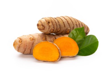 beyaz arkaplanda zerdeçal izole edildi