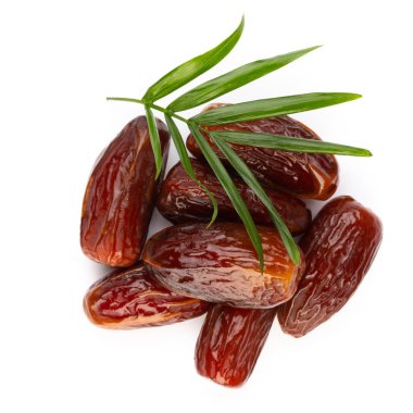 Kuru tarihler beyaz arkaplanda izole edilmiş. Üst Manzara. Düz yatıyordu.