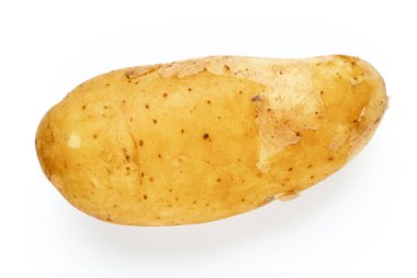 Beyaz arka plan üzerinde izole genç patates. Yeni hasat. Düz yatıyordu