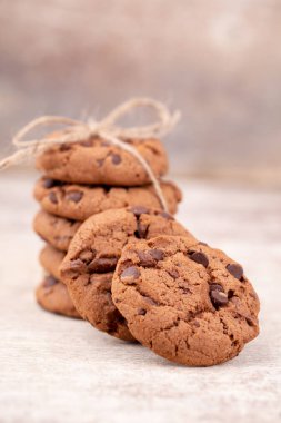 Resim rustik amerikan çikolatalı kurabiye yığını gösterir