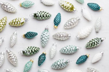 Noel kompozisyonu. Hediyeler, beyaz backgro üzerinde koni süslemeleri