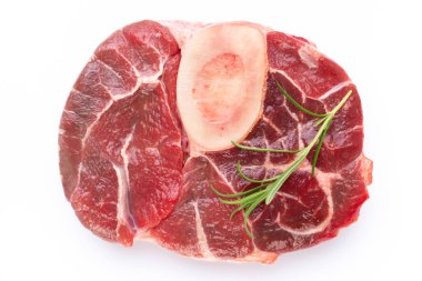 Beyaz arka planda taze çiğ biftek izole edilmiş..
