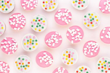 Beyaz arkaplanda renkli kekler. 