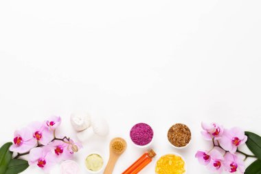 Aromaterapi, bitkisel yağ, sabun, deniz tuzu ile Spa natürmort.