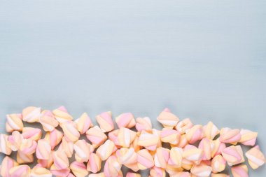 Marshmallow boşaltmak mavi zemin üzerine. Düz yatıyordu veya üst 