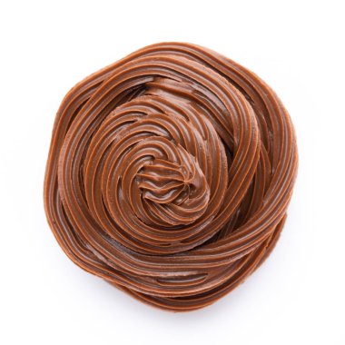 Beyaz arka planda izole edilmiş çikolata kremi. Düz yatıyordu.