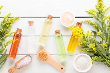 Pastel taşralı spa setiyle güzellik ve aromaterapi konsepti