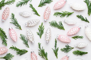 Noel kompozisyonu. Hediyeler, beyaz backgro üzerinde koni süslemeleri