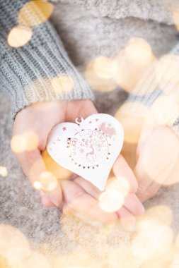 Noel dekoru kadınların elinde. Noel tebrik kartı. Kadının. 