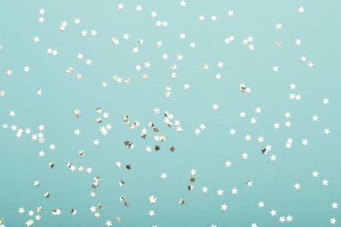 Noel kompozisyonu. Noel altın parıltılı süslemeleri.