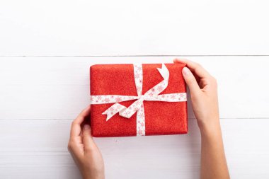 Noel dekoru kadınların elinde. Noel tebrik kartı. Kadının. 