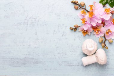 Klasik arka planda orkide çiçekleri. Spa arka planı, spa