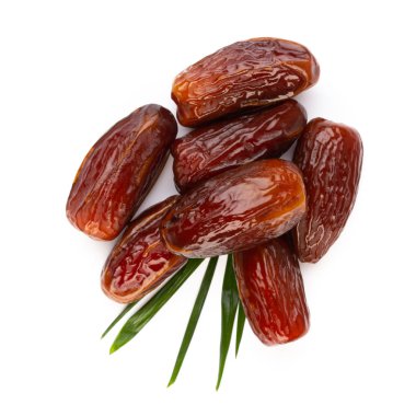 Kuru tarihler beyaz arkaplanda izole edilmiş. Üst Manzara. Düz yatıyordu.