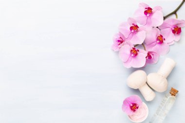 Deniz tuzu, aromaterapi yağı şişelerde ve orkide antika ahşap.