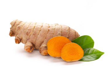 beyaz arkaplanda zerdeçal izole edildi