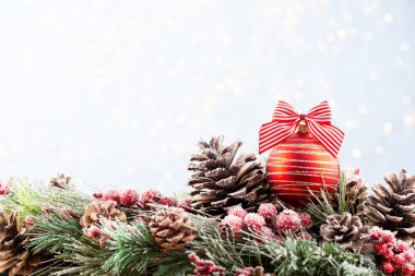 Bokeh arkaplanlı Noel ağacı. Mutlu Noeller.