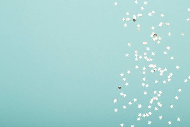 Noel kompozisyonu. Noel altın parıltılı süslemeleri.