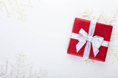 Hediye ya da hediye kutusu ve yıldız konfetisi renkli masa görünümünde. 