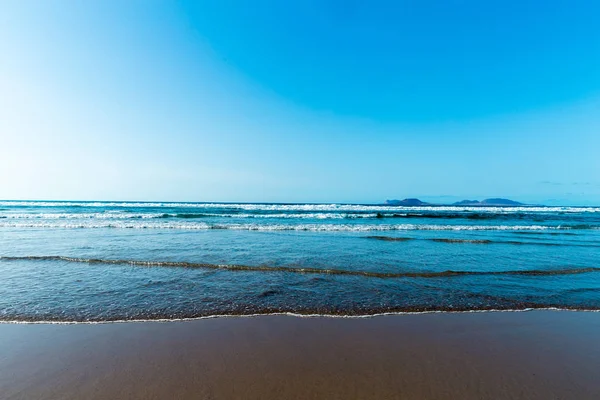 Vistas a la playa en Caleta de Famara, Lanzarote . — Foto de Stock