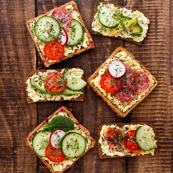 Krem peynirli, sebzeli ve salamlı sandviç..