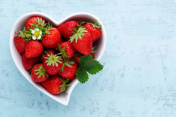 Corazón de fresa. Fresas frescas en plato en madera blanca ta — Foto de Stock