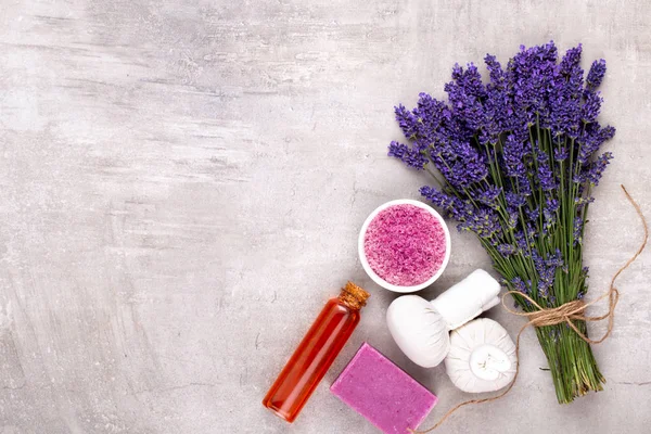 Yetiştirme ürünleri ve beyaz ahşap şeritte taze lavanta buketi.